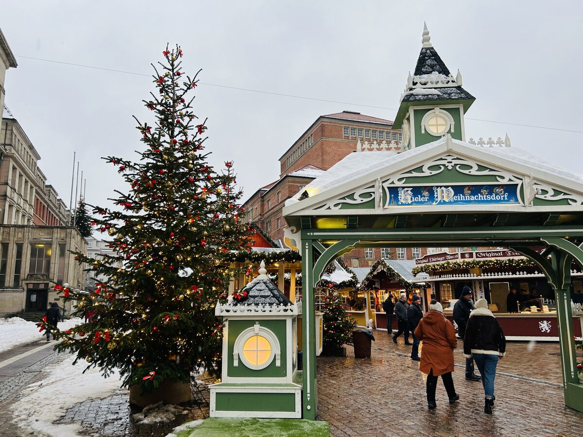 Kieler weihnachtsdorf am Rathausplatz. Aufnahme: 8. Dezember 2023.