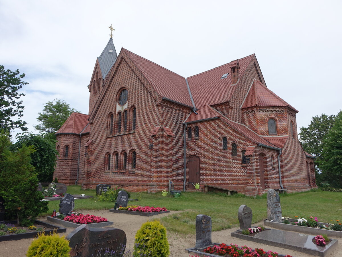 Kietz, evangelische St. Johannis Kirche, neuromanischer Backsteinbau erbaut von 1892 bis 1894 (21.06.2026)