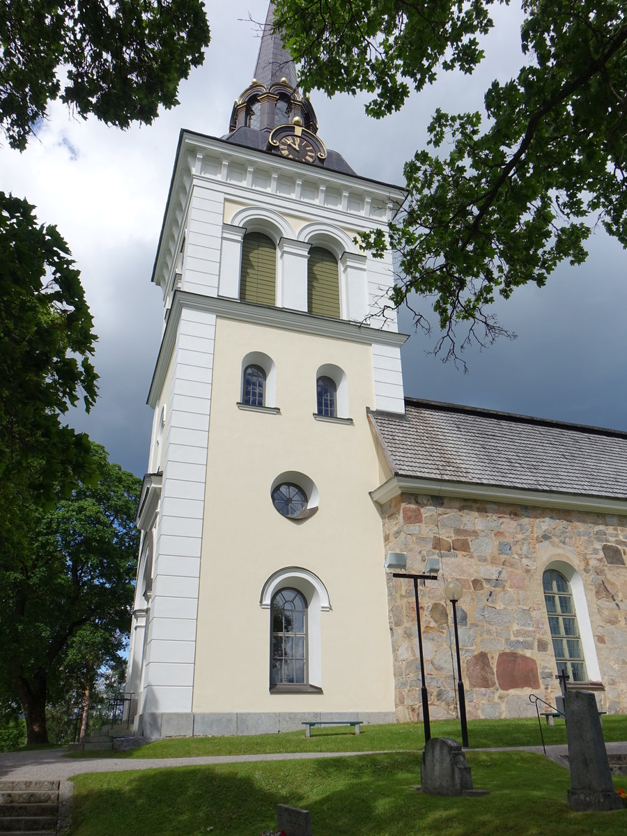 Kilafors, Hanebo Kirche, erbaut im 13. Jahrhundert, Umbau zur Chorkirche von 1776 bis 1778, Kirchturm von 1876 (21.06.2017)