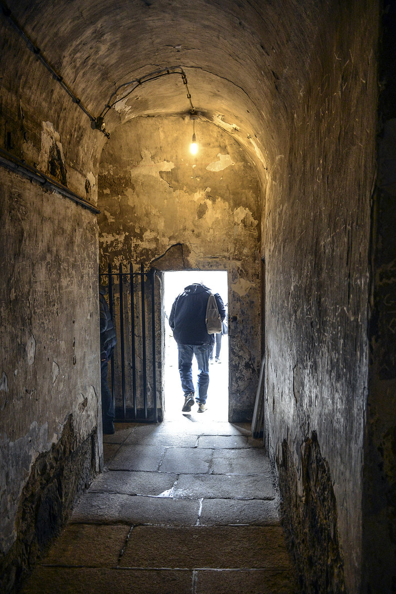 Kilmainham Gaol ist ein ehemaliges Gefngnis im Dubliner Stadtteil Kilmainham. Nach der Unabhngigkeit Irlands wurde das Gefngnis im Jahr 1924 geschlossen. Nach der Schlieung verfiel der Gebudekomplex immer mehr. Erst in den 1960er-Jahren besann man sich der historischen Bedeutung und restaurierte das Gefngnis komplett, um ein Museum bzw. eine nationale Gedenksttte daraus zu machen
Aufnahme: 11. Mai 2018.