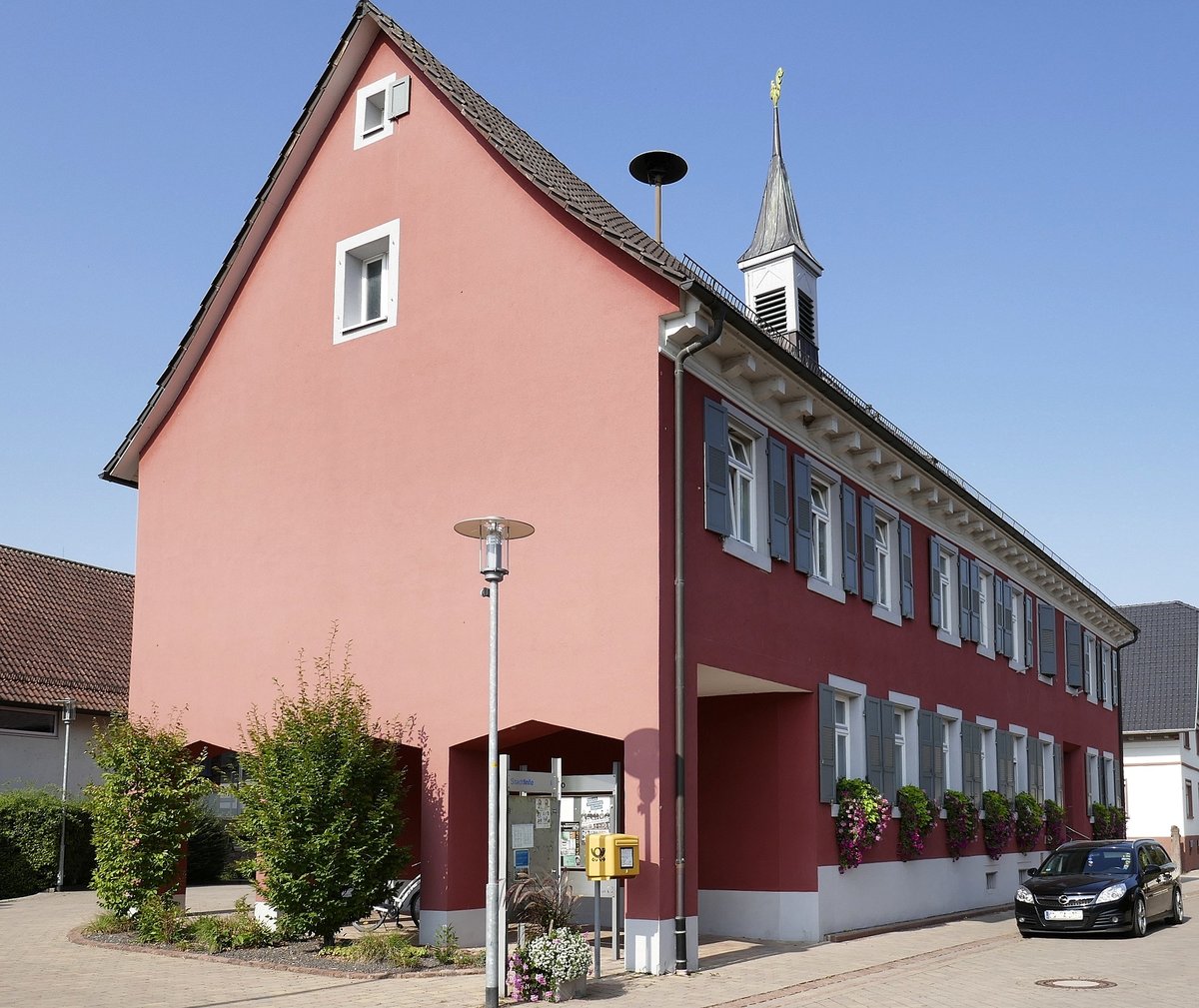 Kippenheimweiler, das Rathaus der ca. 2000 Einwohner zhlenden Gemeinde, kam 1972 als Stadtteil zu Lahr, Sept.2020