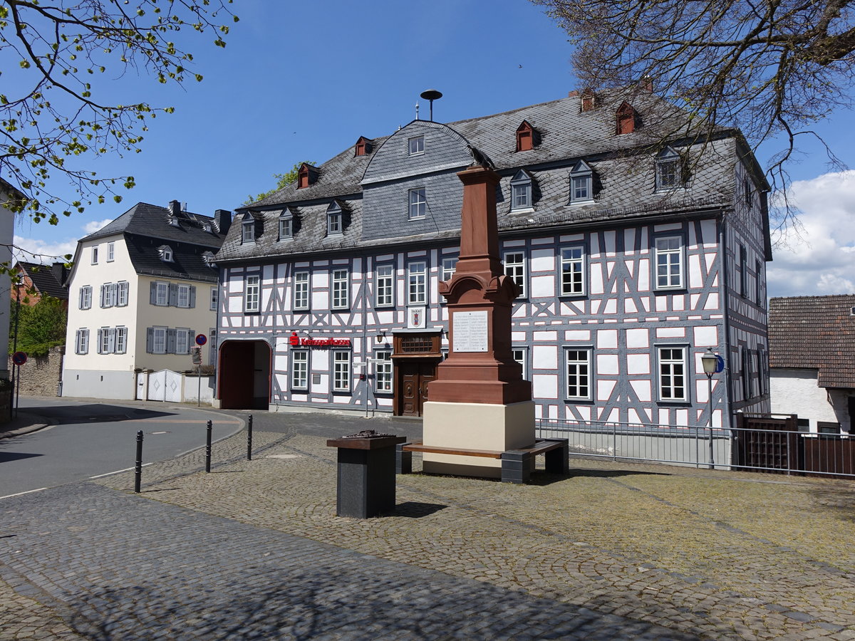 Kirberg, altes Rathaus und Kriegerdenkmal, Rathaus erbaut 1610, heute Heimatmuseum (04.05.2016)
