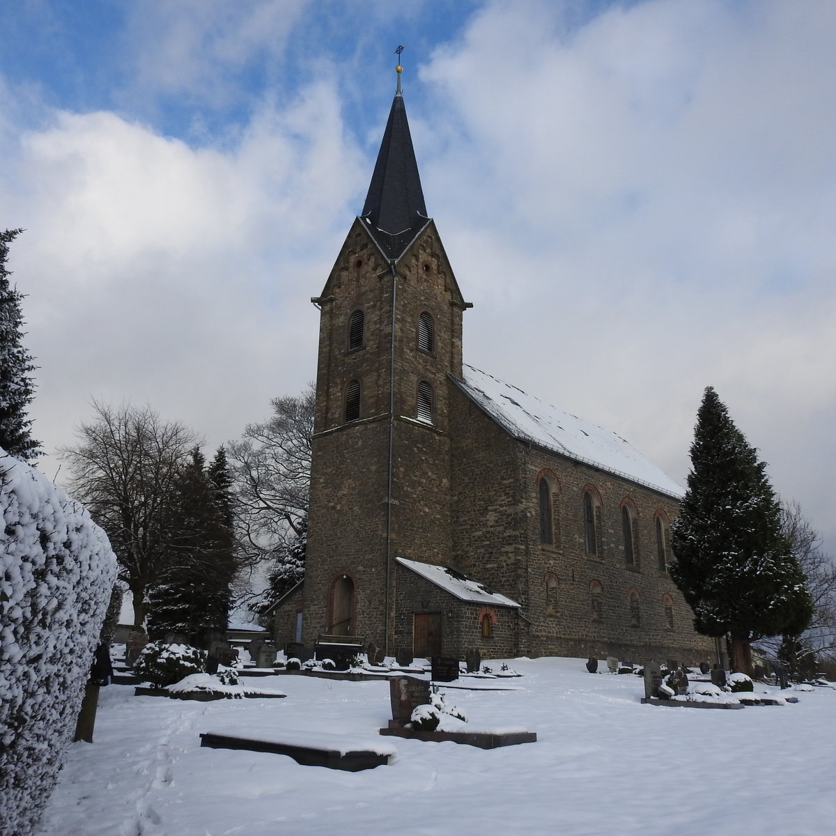 KIRBURG/OBERWESTERWALD-EV. PFARRKIRCHE
KIRBURG im Oberwesterwald nahe HACHENBURG,1215 erstmals urkundlich erwhnt,war der westlichste
Pfarrort der Mutterpfarrei HAIGER.Hier ist die Kirche noch der Mittelpunkt des Ortes und,wie frher blich,
liegt der Friedhof direkt neben dem Kirchenbau....am 21.1.2018