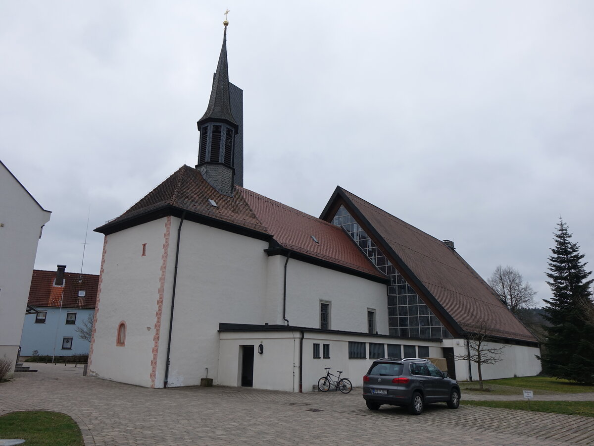 Kirchaich, Pfarrkirche St. gidius, Saalbau mit eingezogenem Rechteckchor, erbaut um 1300, verlngert 1717, moderner Anbau (26.03.2016)