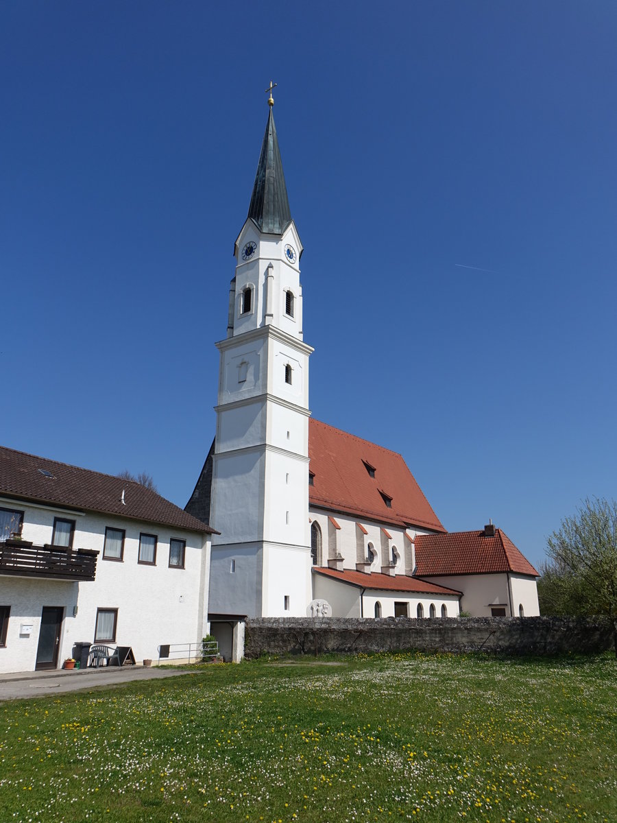 Kirchdorf am Inn, Pfarrkirche Maria Himmelfahrt, einschiffiger spätgotischer Tuffsteinquaderbau mit südlich aus der Achse gerücktem Westturm, erbaut um 1500, von 1972 bis 1973 nach Süden erweitert (09.04.2017)