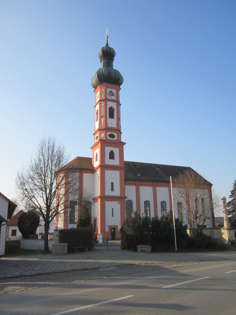 Kirchdorf an der Amper, St. Martin Kirche, barocker Saalbau mit eingezogener Apsis, 
erbaut von 1706 bis 1708, Chorflankenturm von 1775 (14.03.2014)