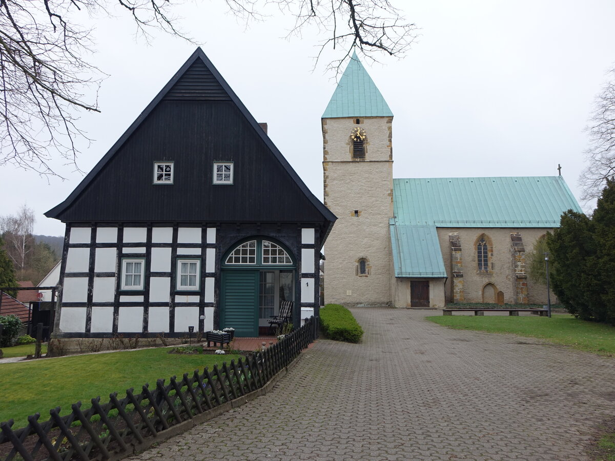 Kirchdornberg, Kirchgemeindehaus und evangelische St. Peter und Paul Kirche, gotische Saalkirche erbaut im 14. Jahrhundert (21.03.2026)