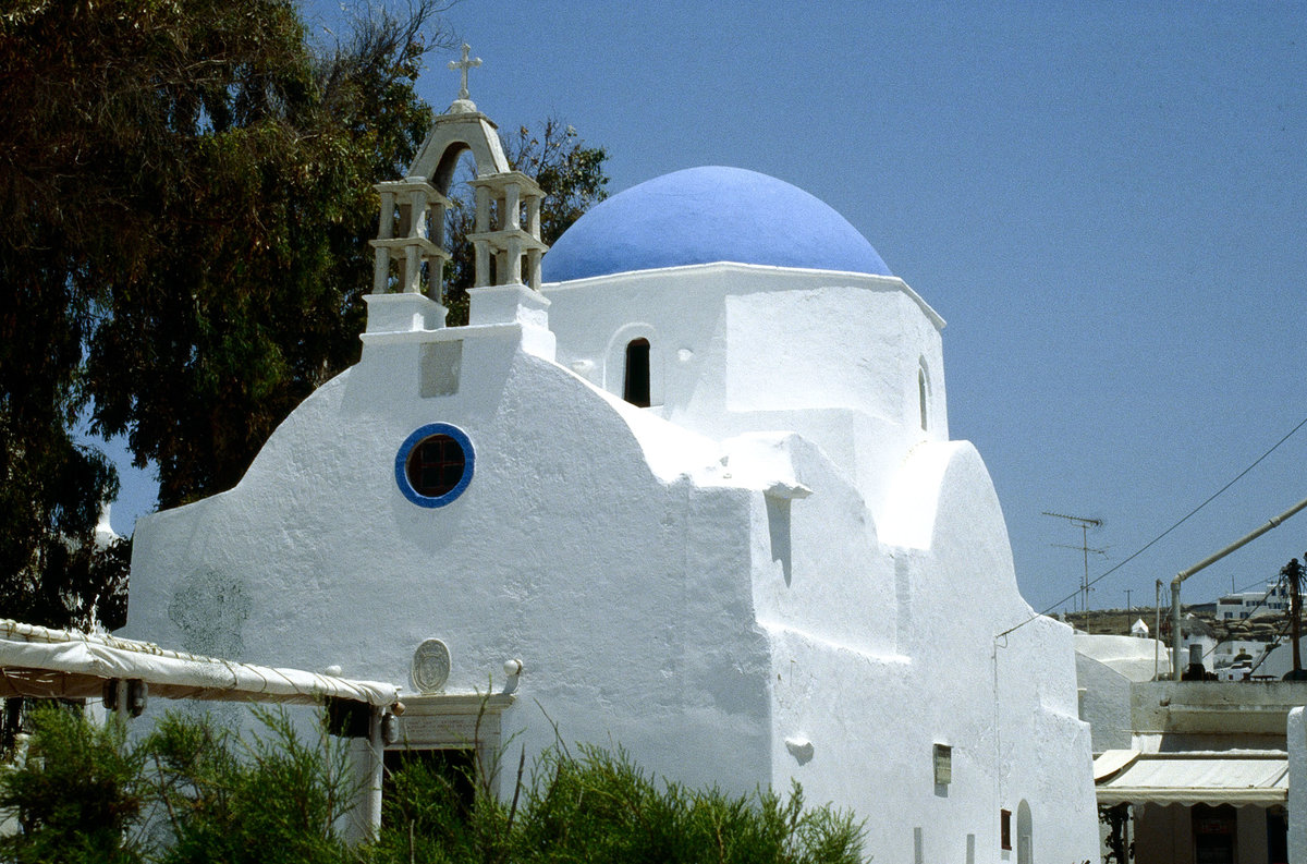 Kirche in Mykonos Stadt. Bild vom Dia. Aufnahme: Juni 1992.