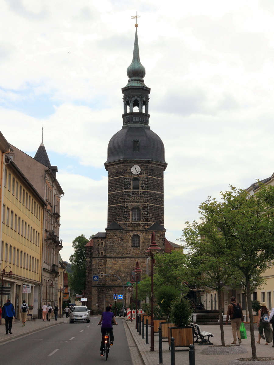 Kirche Sankt Johannis am Marktplatz von Bad Schandau am 21. Mai 2016.