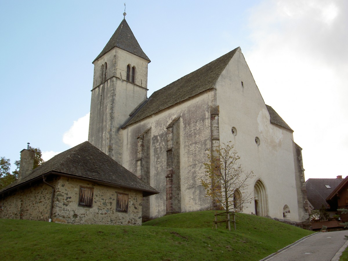 Kirche St. Helena am Magdalensberg, erbaut im 12. Jahrhundert, erweitert ab 1462 (02.10.2013)
