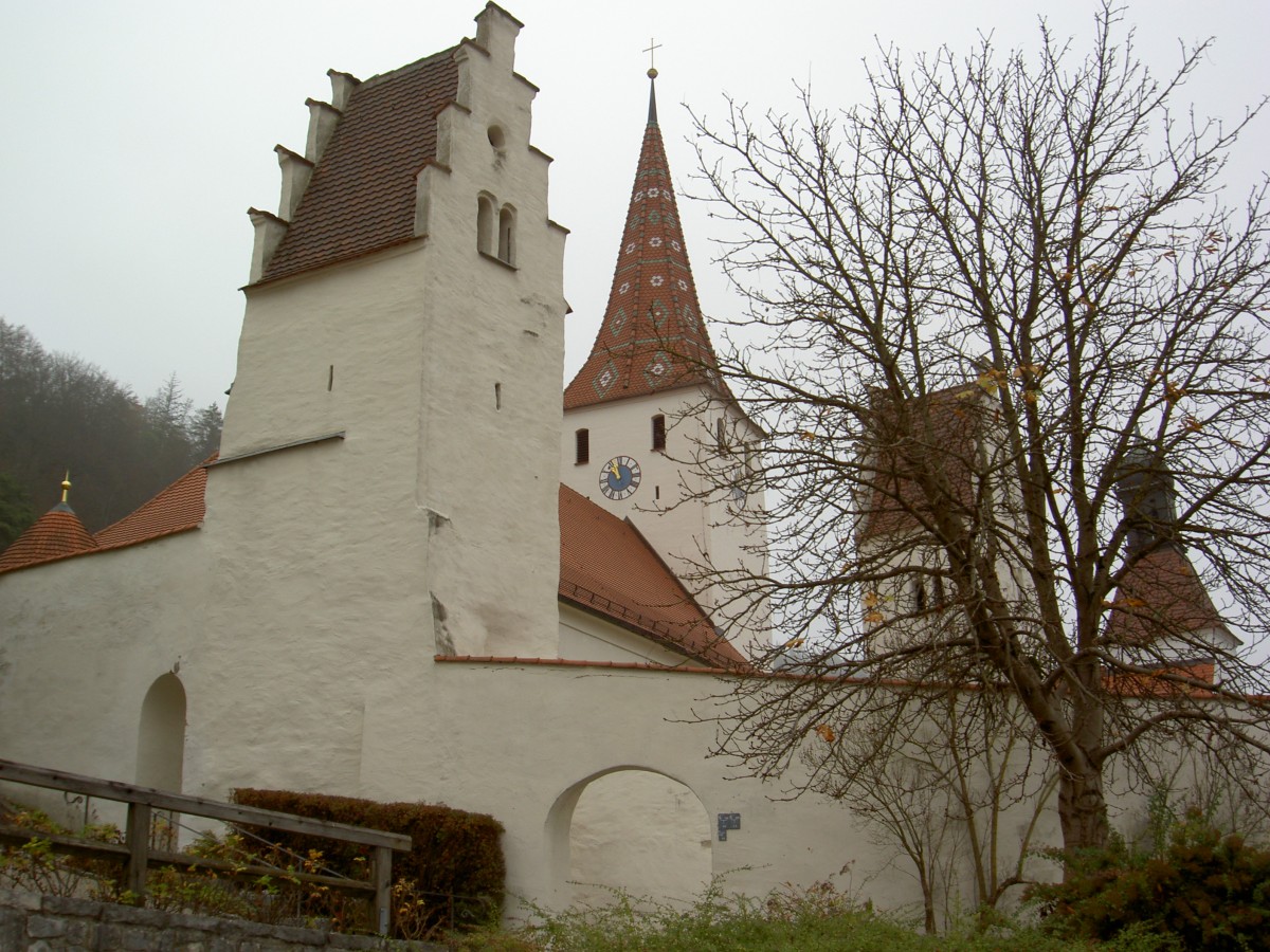 Kirchenburg Kinding mit sdlichem Wehrturm, erbaut ab 1357 (02.11.2013)