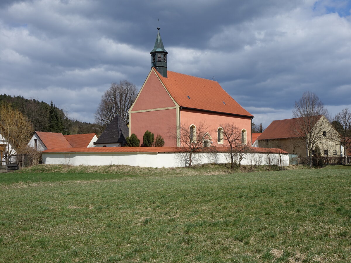 Kirchenreinbach, evangelische St. Ulrich Kirche, Saalkirche mit Satteldach und Dachreiter, erbaut um 1450 (05.04.2015)