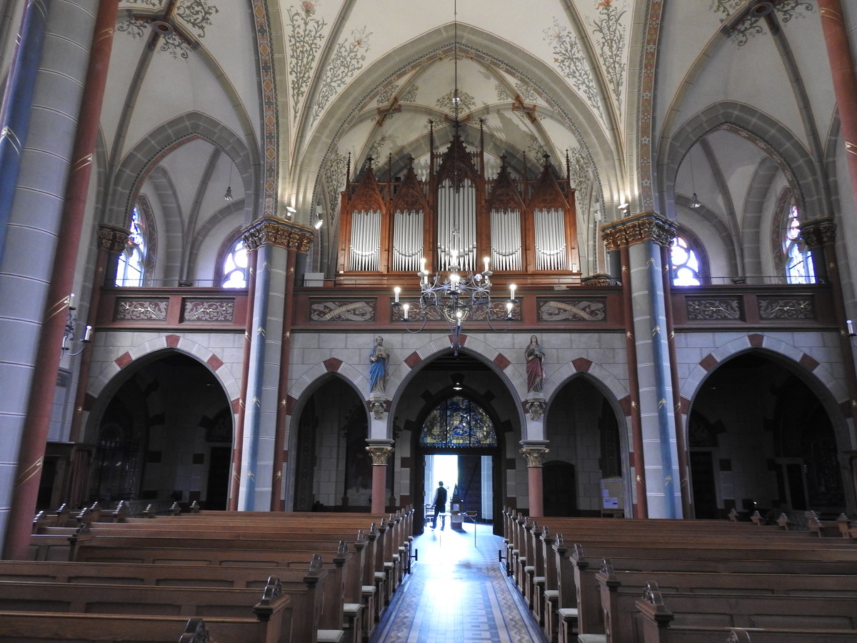 KIRCHEN/SIEG-PFARRKIRCHE ST. MICHAEL MIT BLICK ZUR ORGELEMPORE
Kirchen an der Sieg,ehemals durch den Standort der Lokschmiede JUNG-JUNGENTHAL weltweit bekannt,
hat oberhalb des Bahnhofs die rmisch-katholische Pfarrkirche ST. MICHAEL,zwischen 1887-89 als
neugotische Bruchsteinhalle erbaut.
Der wunderschne Innenraum beherbergt auf der Orgelempore eine sehens- und hrenswerte
historische EGGERT-STAHLHUTH-ORGEL....am  18.7.2020
