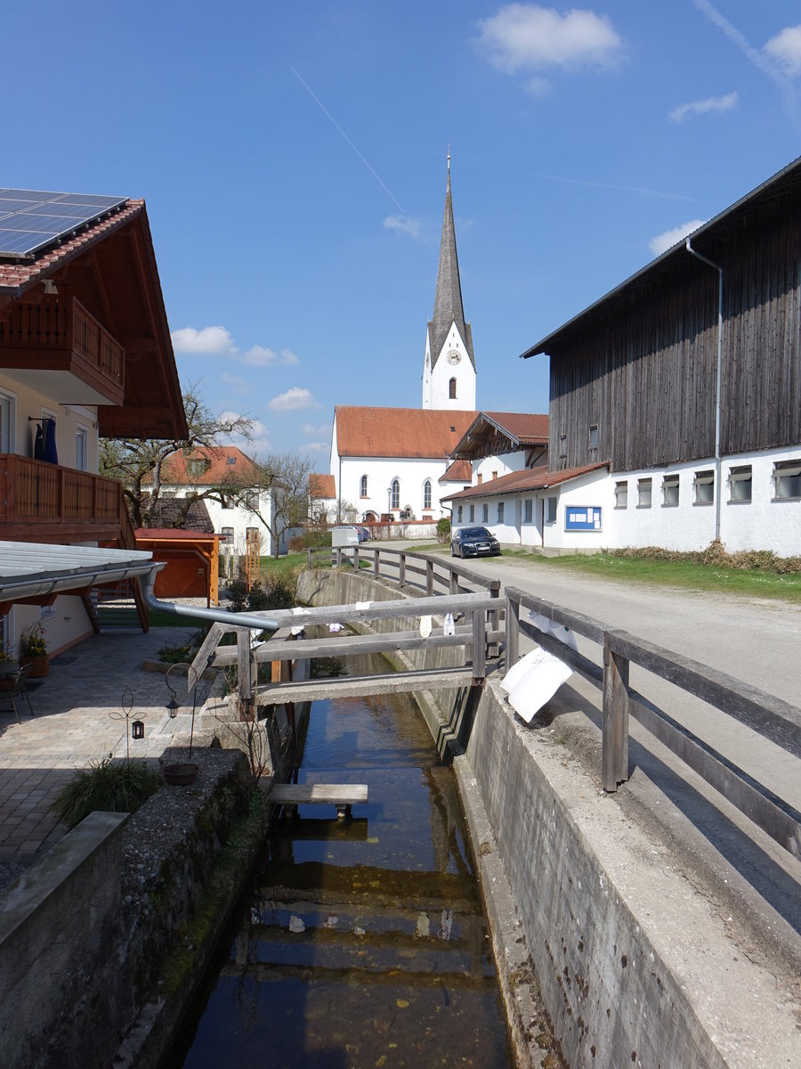 Kirchensur, Katholische Filialkirche St. Bartholomus. Sptgotischer Saalbau mit leicht eingezogenem Chor und Nordturm, 14./15. Jahrhundert, im 17. Jahrhundert und 1756 umgestaltet (02.04.2017)