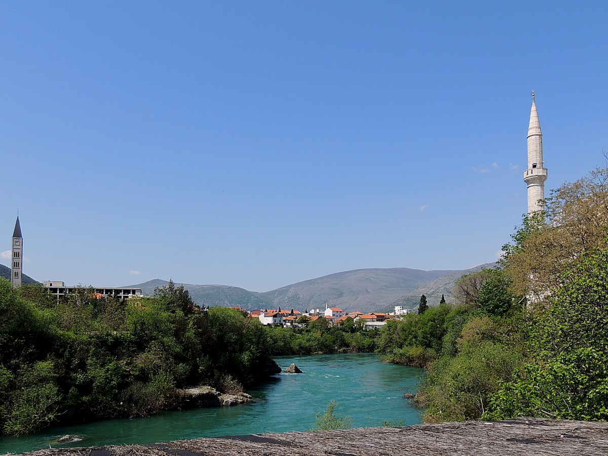 Kirchenturm und Minarett und dazwischen der Fluss Neretva in MOSTAR; 130424