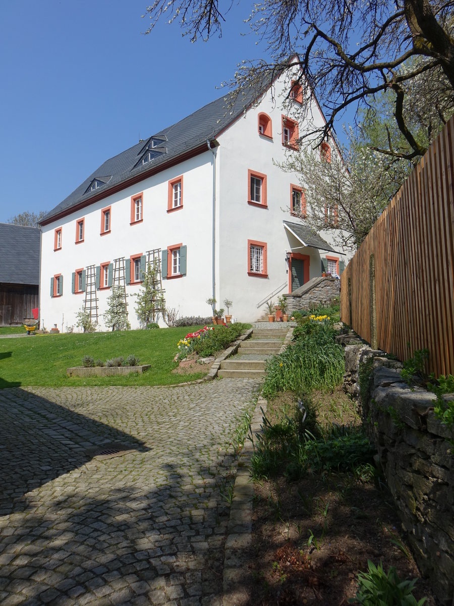 Kirchgattendorf, Pfarrhaus, Zweigeschossiger verputzter Satteldachbau, profilierte Portalrahmung mit Schlussstein, Freitreppe, erbaut im 18. Jahrhundert (21.04.2018)