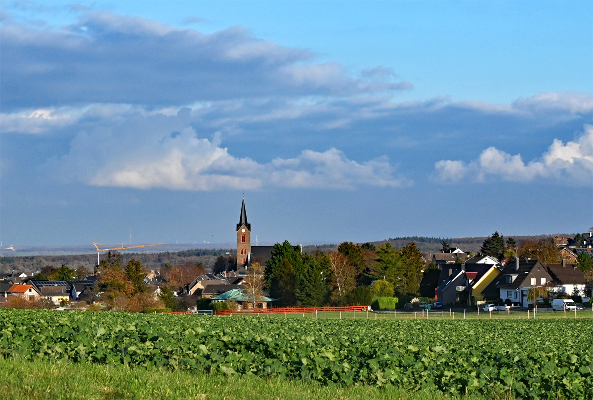Kirchheim, zur Stadt Euskirchen gehrend, mit der St. Martinus-Kirche im Zentrum - 20.11.2020