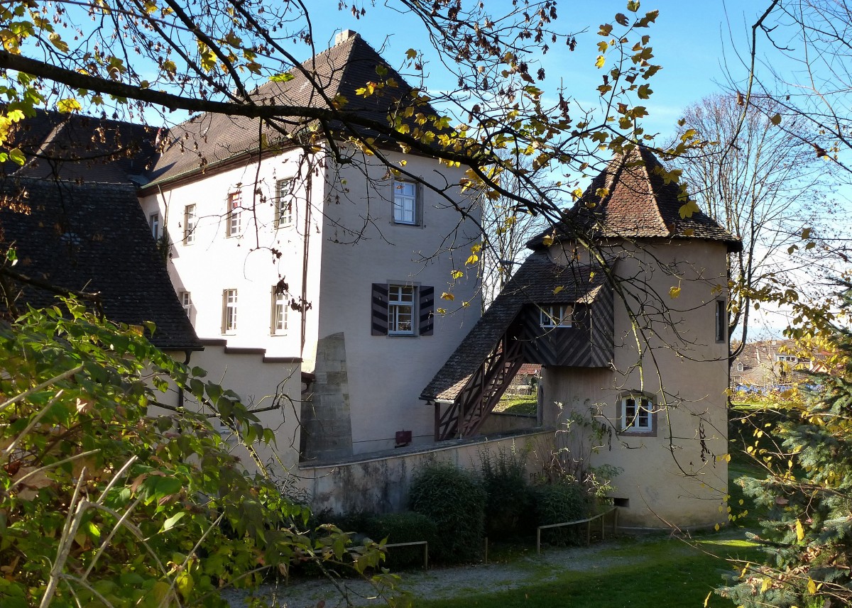 Kirchhofen, Blick auf die Nordseite des ehemaligen Wasserschloes mit einem Wehrturm, Nov.2015