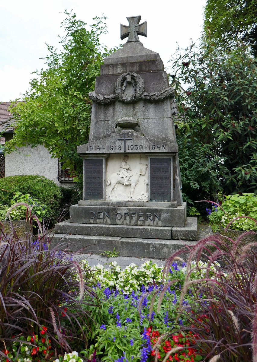 Kirchhofen, das Denkmal fr die Opfer der beiden Weltkriege auf dem Kirchplatz, Sept.2018