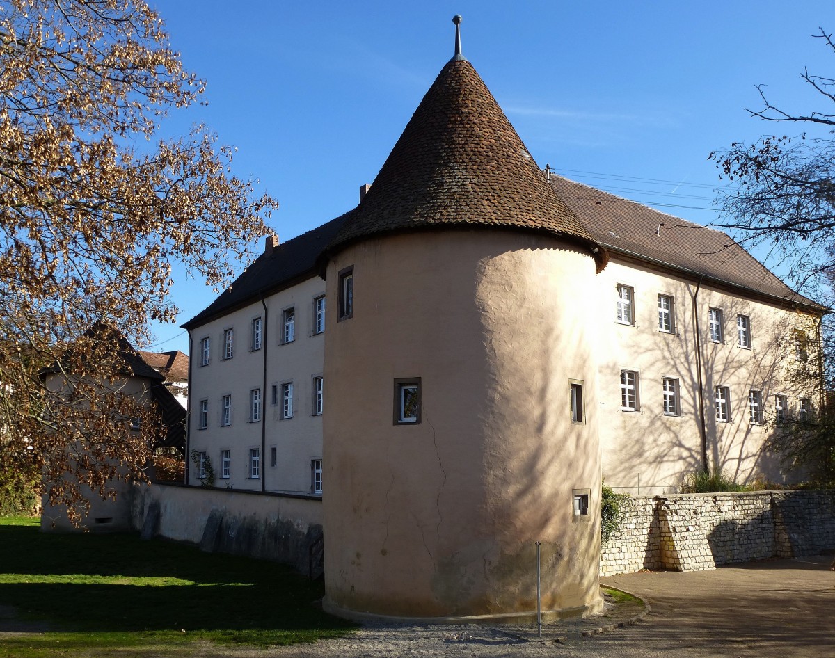 Kirchhofen, die Sd-und Westseite des ehemaligen Wasserschloes, gut zu erkennen der trockengelegte Wassergraben, der die Anlage einst umgab, Nov.2015