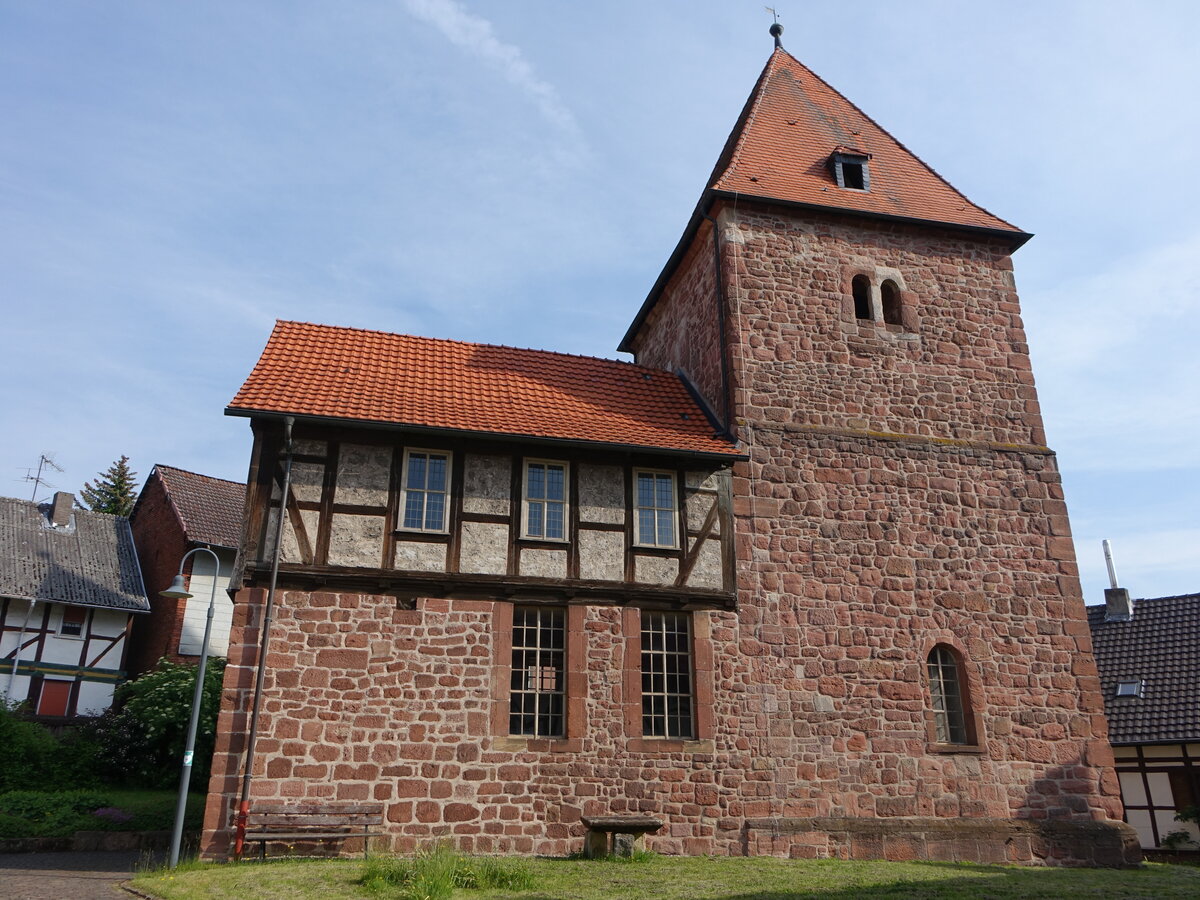 Kirchhosbach, evangelische Dorfkirche, Chorturmkirche mit romanischen Schiff, Fachwerkaufbau von 1770 (04.06.2022)