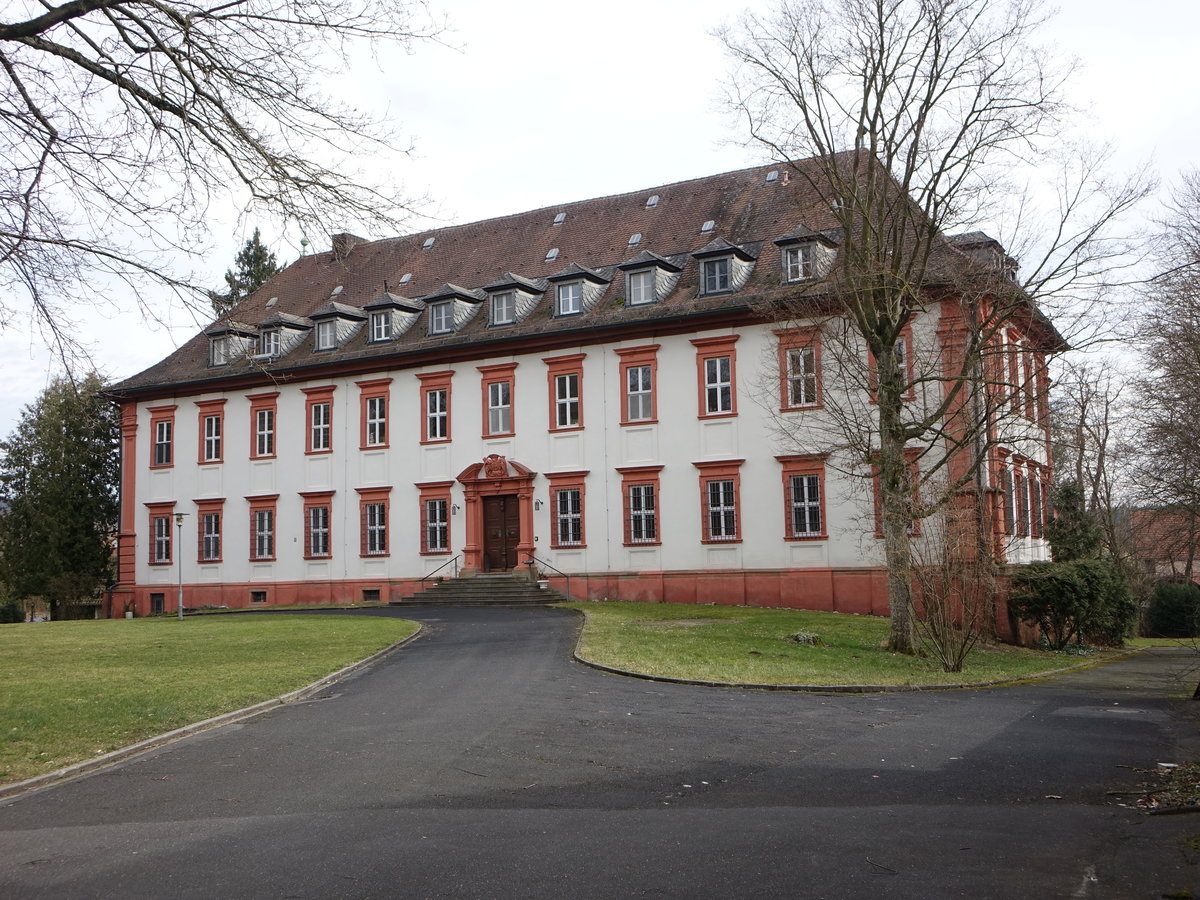 Kirchschnbach, ehem. Schloss, heute Marienhaus der Zeller Schwestern. Zweigeschossiger Walmdachbau mit barocker Fassadengliederung, 
erbaut bis 1700 fr die Freiherren zu Guttenberg (11.03.2018)