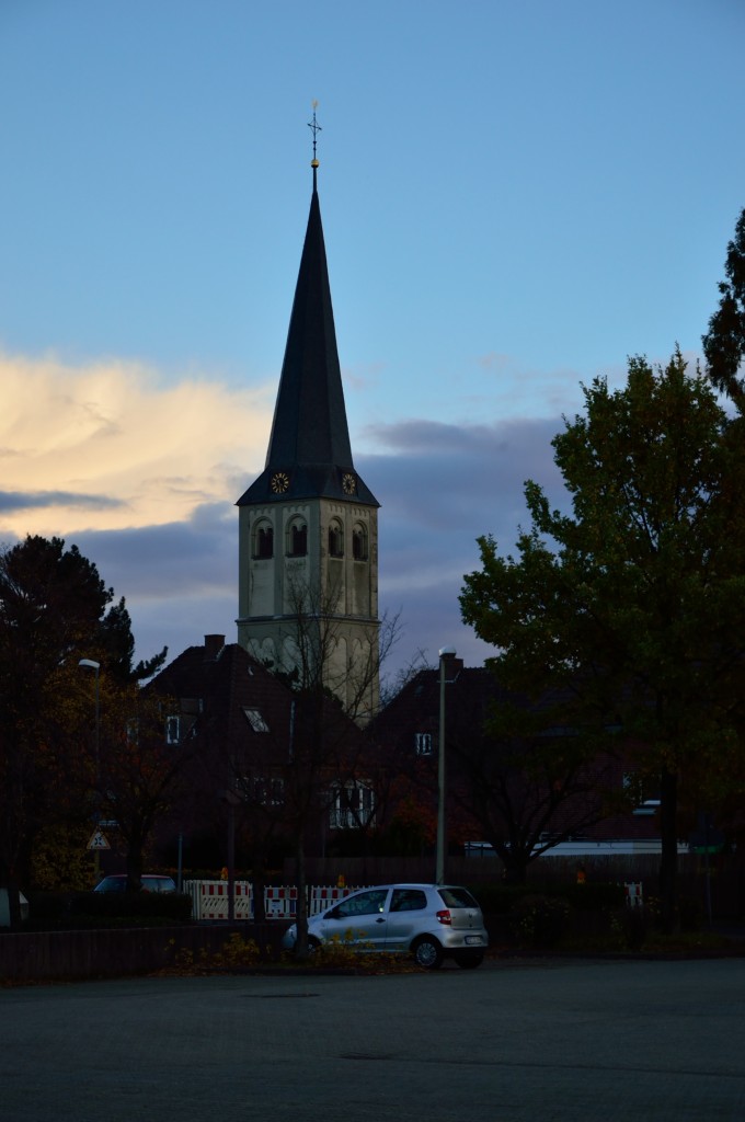 Kirchturm in Bttgen, vom P&R Parkplatz am Abend des 10.11.2013