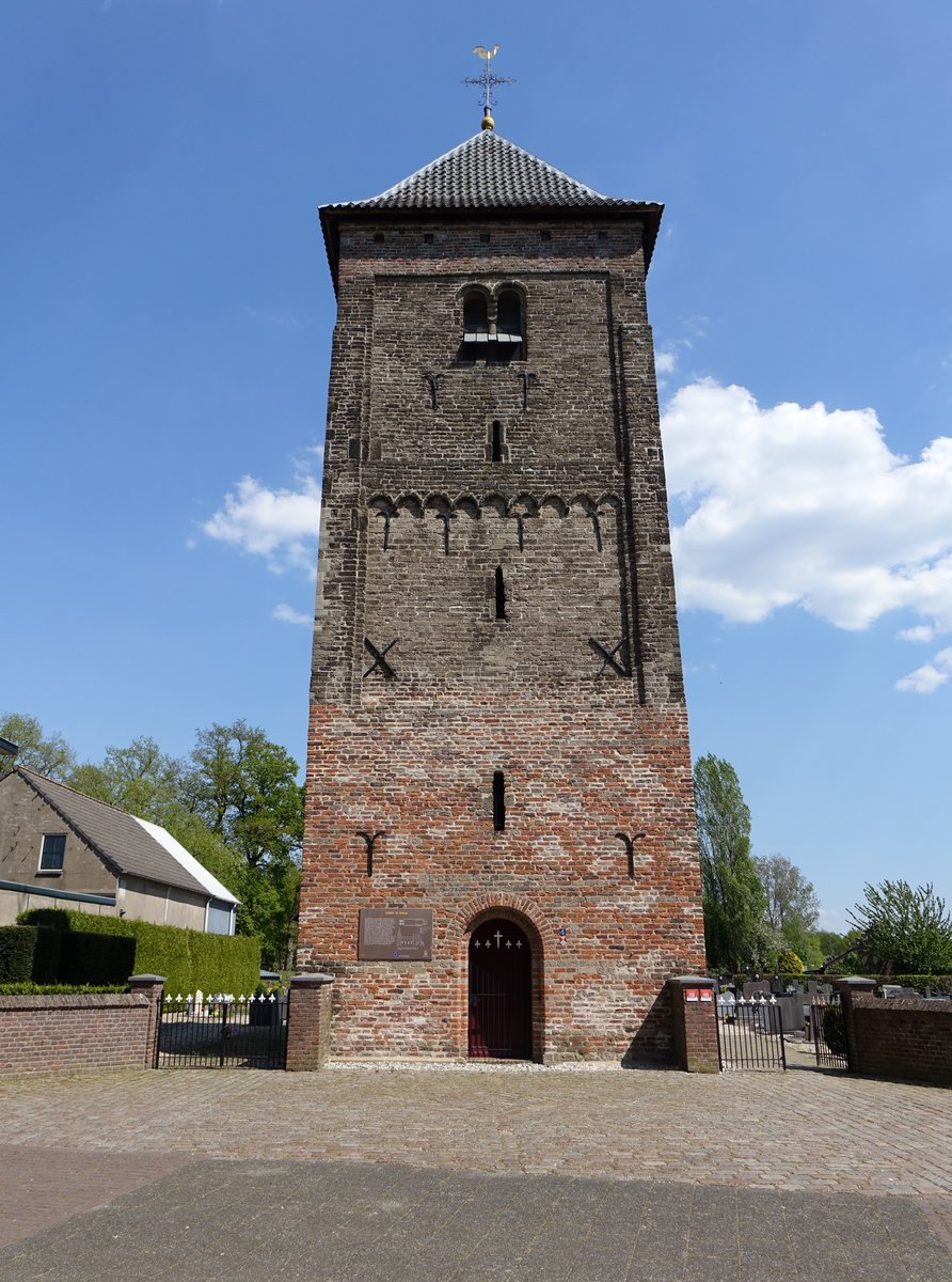 Kirchturm von Ewijk, reizvoll mit Bogenfriesen verzierter Turm, erbaut im 12. Jahrhundert (07.05.2016)