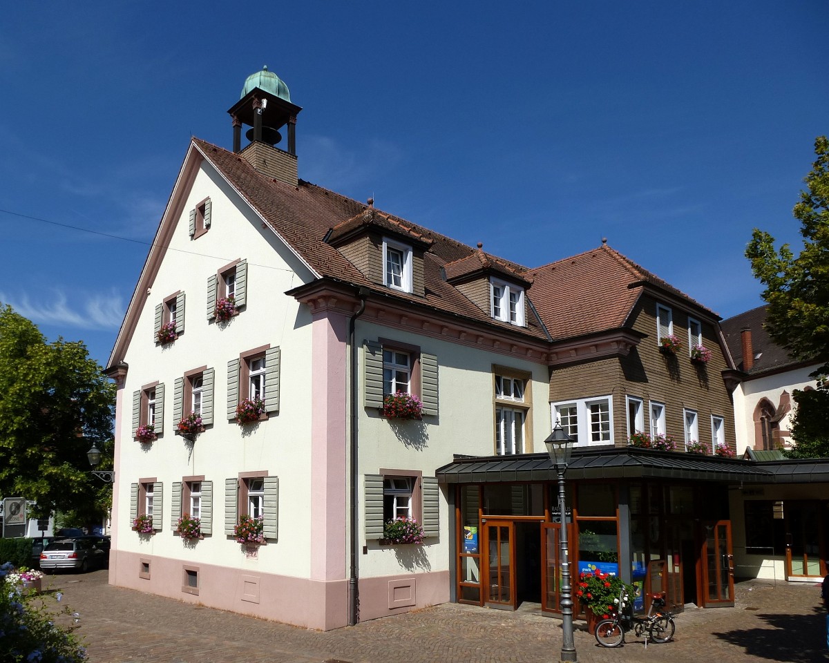 Kirchzarten, das Alte Rathaus der ca. 10.000 Einwohner zhlenden Gemeinde im Dreisamtal/Schwarzwald, Juni 2014