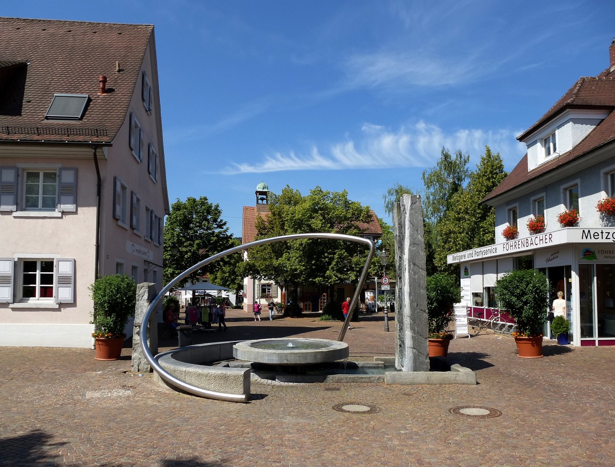 Kirchzarten, Blick in die Fugngerzone mit dem Brunnen  Zeitensegel , im Hintergrund das Alte Rathaus, Juni 2014