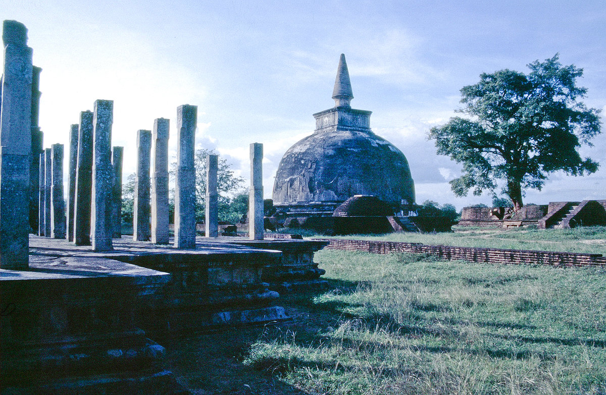 Kiri Vihara Dagoba in Polonnaruwa. Bild vom Dia. Aufnahme: Januar 1989.