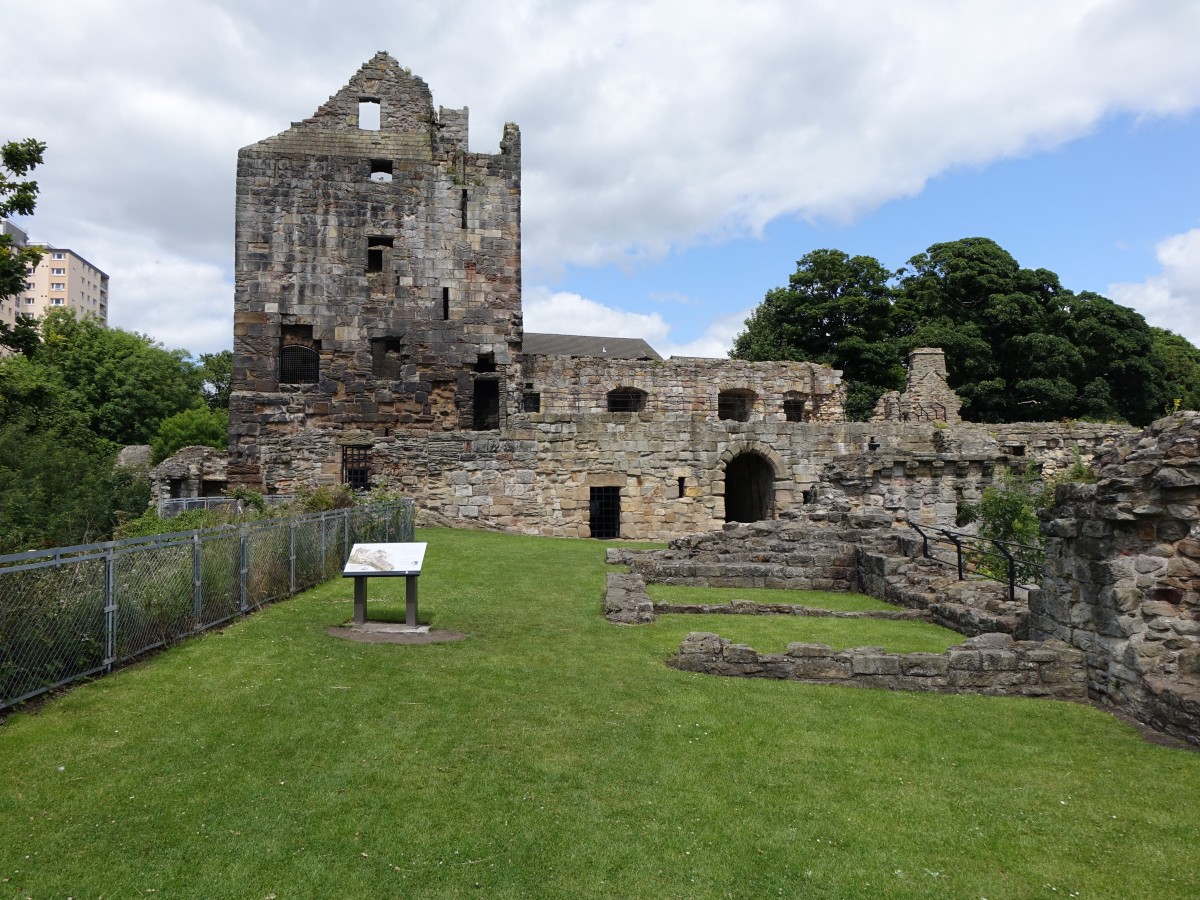 Kirkcaldy, Ravenscraig Castle, erbaut von 1460 bis 1463 unter Knig James III., Stammhaus der Grafen von Orkney (09.07.2015)