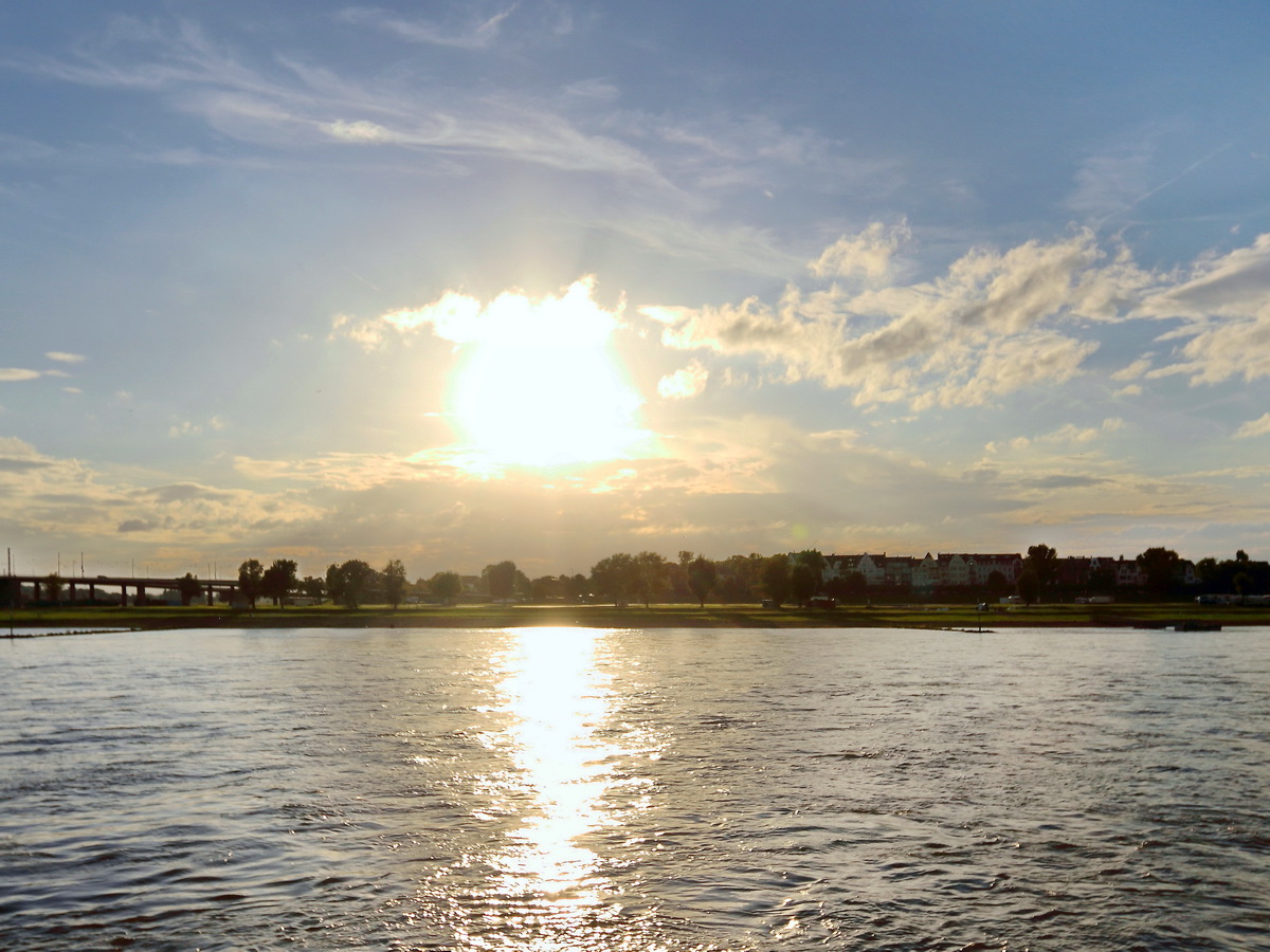 Kirmes am Rhein (Rheinkirmes)  gesehen von Ufer an der Altstadt am 29. Juli 2017.