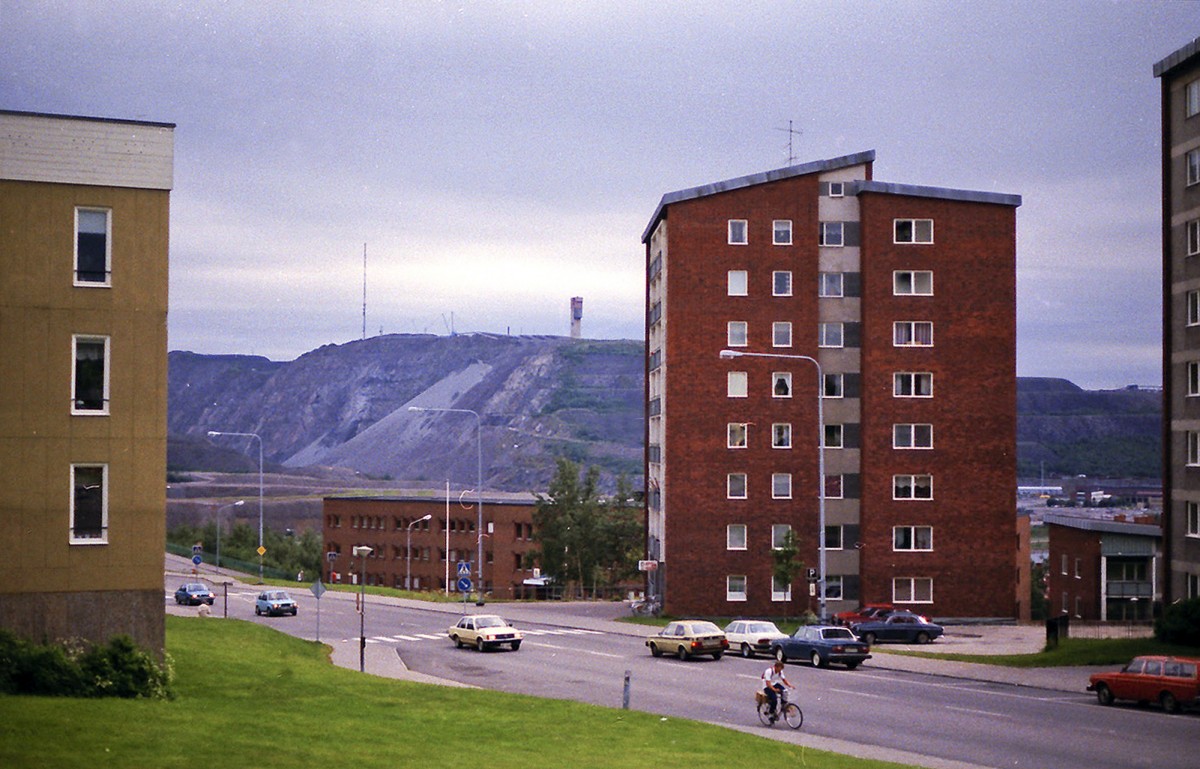 Kiruna - In der schwedischen Stadt reit die Erde immer weiter auf, je tiefer die Bergbaufirmen nach Eisenerz graben. Daher muss sie nun komplett verlegt werden. Aufnahme: Juli 1985 (digitalisiertes Negativfoto).