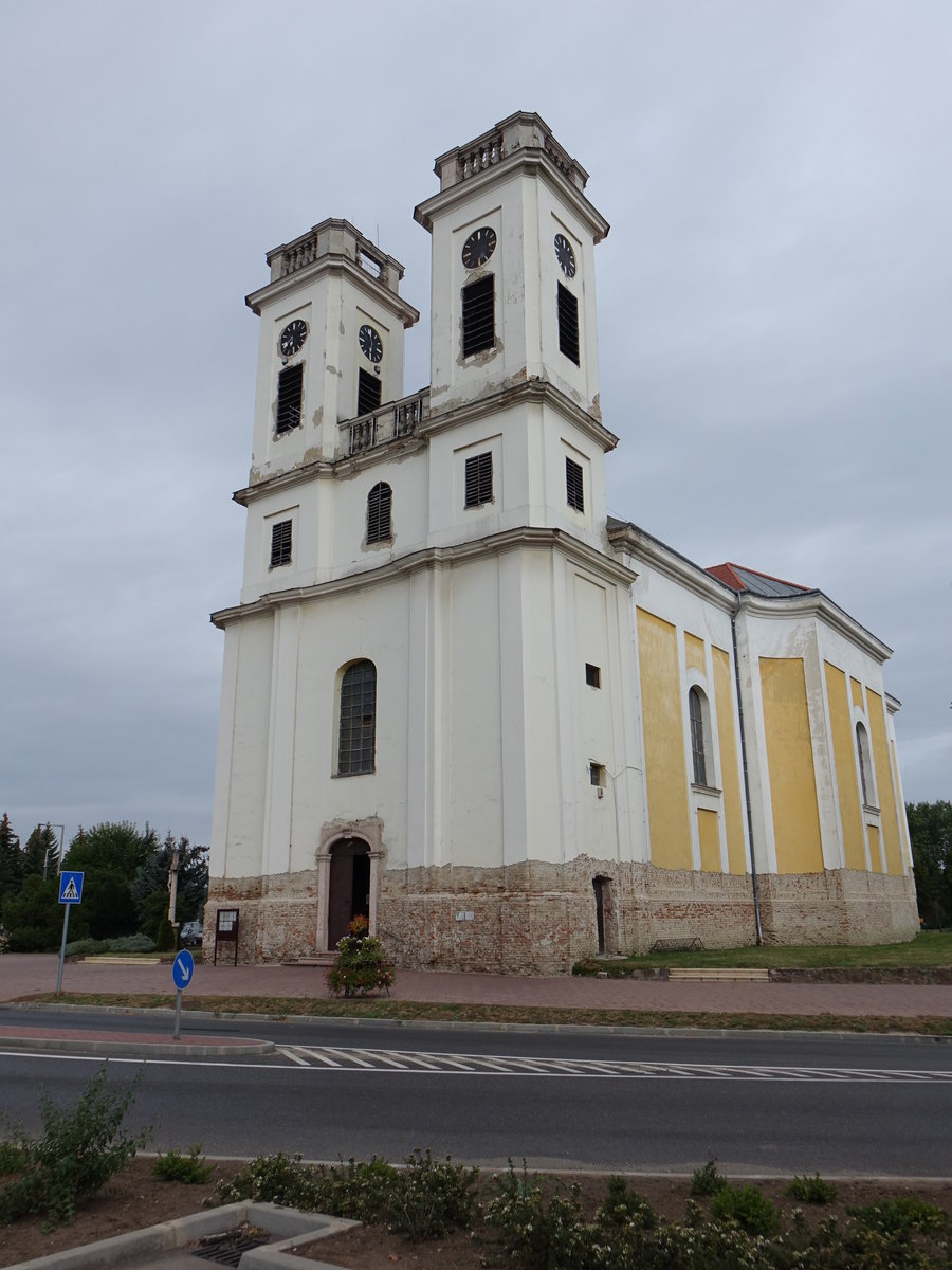 Kisber, barocke kath. Maria Himmelfahrt Kirche, erbaut 1783, Doppeltrme von 1825 (25.08.2018)