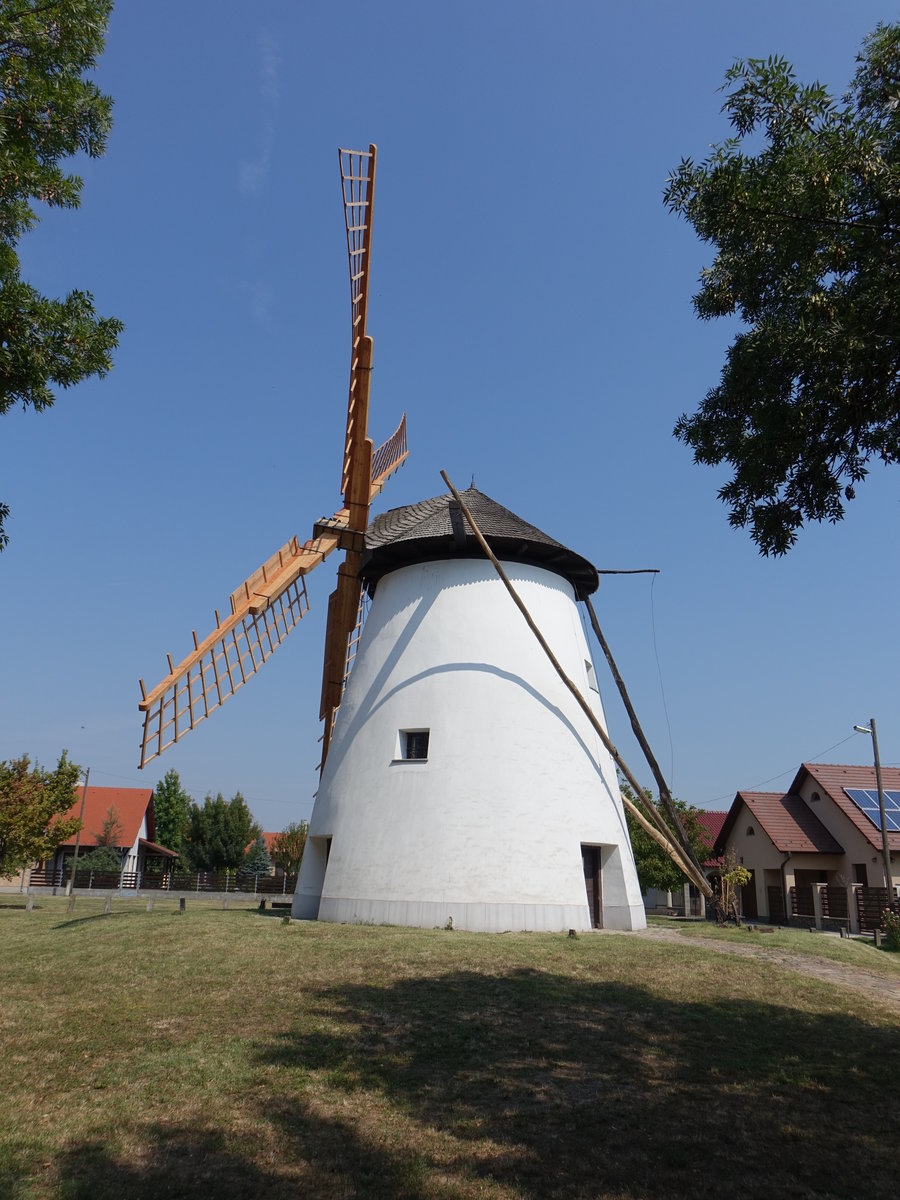 Kiskundorozsma, Windmhle in der Szelmalom Utca, erbaut 1821 (24.08.2019)