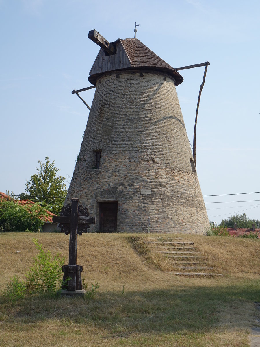 Kiskunhalas, Safrik Windmhle in der Klcsey Utca, erbaut von 1861 bis 1867 durch Antal Hunyadi (24.08.2019)