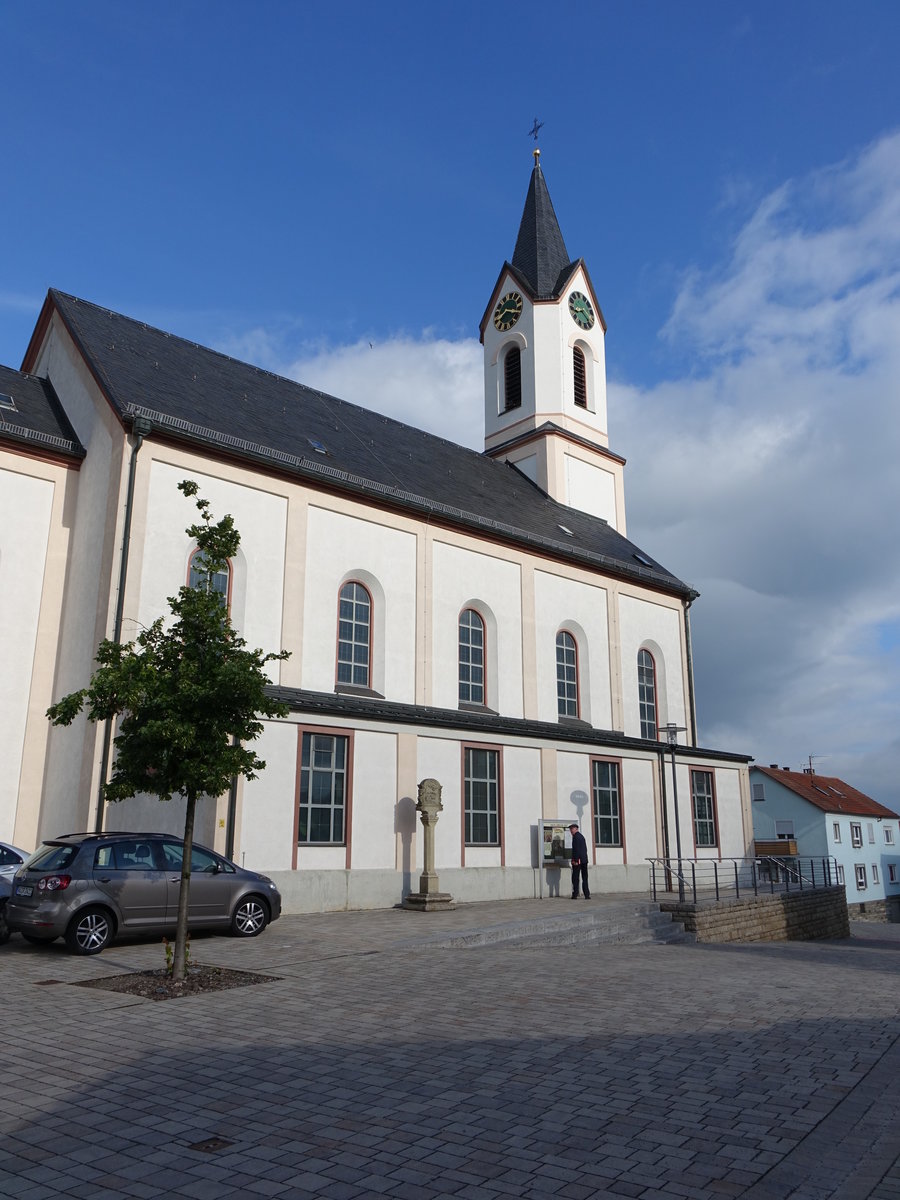Kist, Pfarrkirche St. Bartholomus, Saalbau mit eingezogenem Chor und nrdlichem Fassadenturm mit Spitzhelm, neoromanisch, erbaut 1872 (15.06.2016)