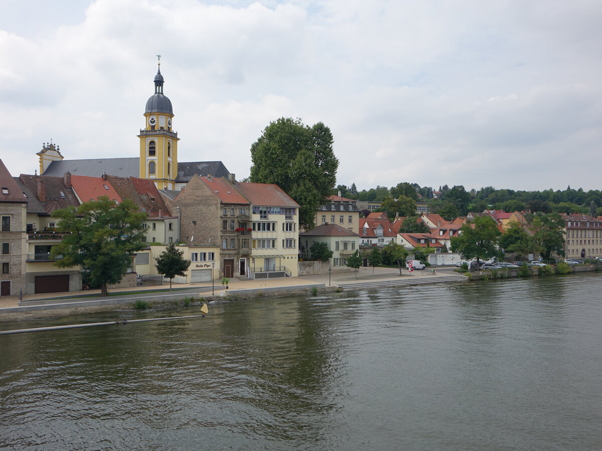 Kitzingen, Huser und St. Johannes Kirche am oberen Mainkai (27.08.2017)