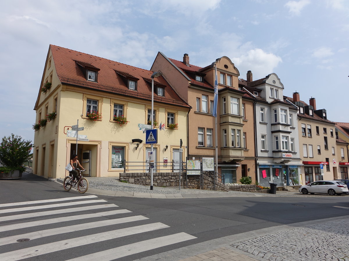 Kitzingen, Huser und Touristinfo in der Schrannenstrae (27.08.2017)