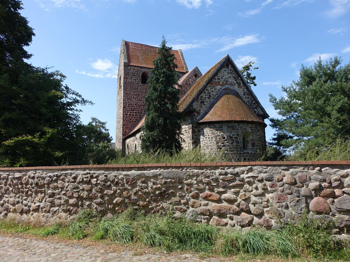 Klden, evangelische Kirche,  romanischer Feldsteinbau aus dem 13. Jahrhundert, restauriert von 1986 bis 1992 (12.08.2025)