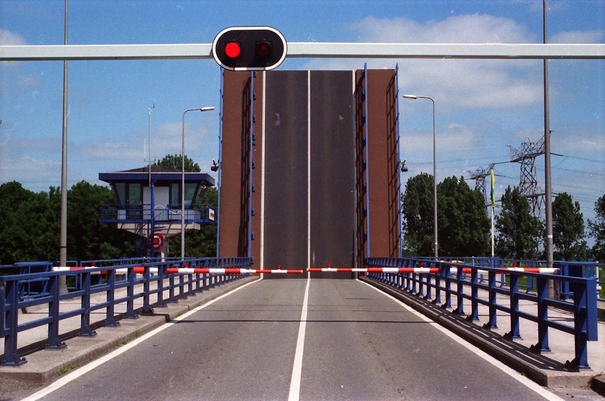 Klapbrcke ber die Ijsel (Issel) bei Kampen. Aufnahme: Juli 1996 (Bild vom Negativ).