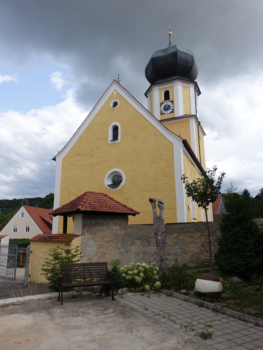 Klapfenberg, kath. Pfarrkirche St. Martin, Saalbau mit Chorturm, erbaut im 14. Jahrhundert, Kirchturm erbaut 1731 (20.08.2017)