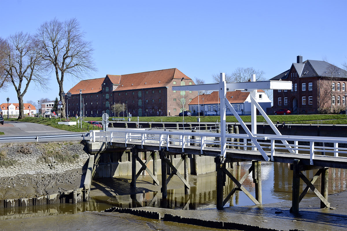 Klappbrcke in der nordfriesischen Kleinstadt Tnning. Im Hintergrund ist das historische Packhaus von 1783 zu sehen. Aufnahme: 31. Mrz 2020.