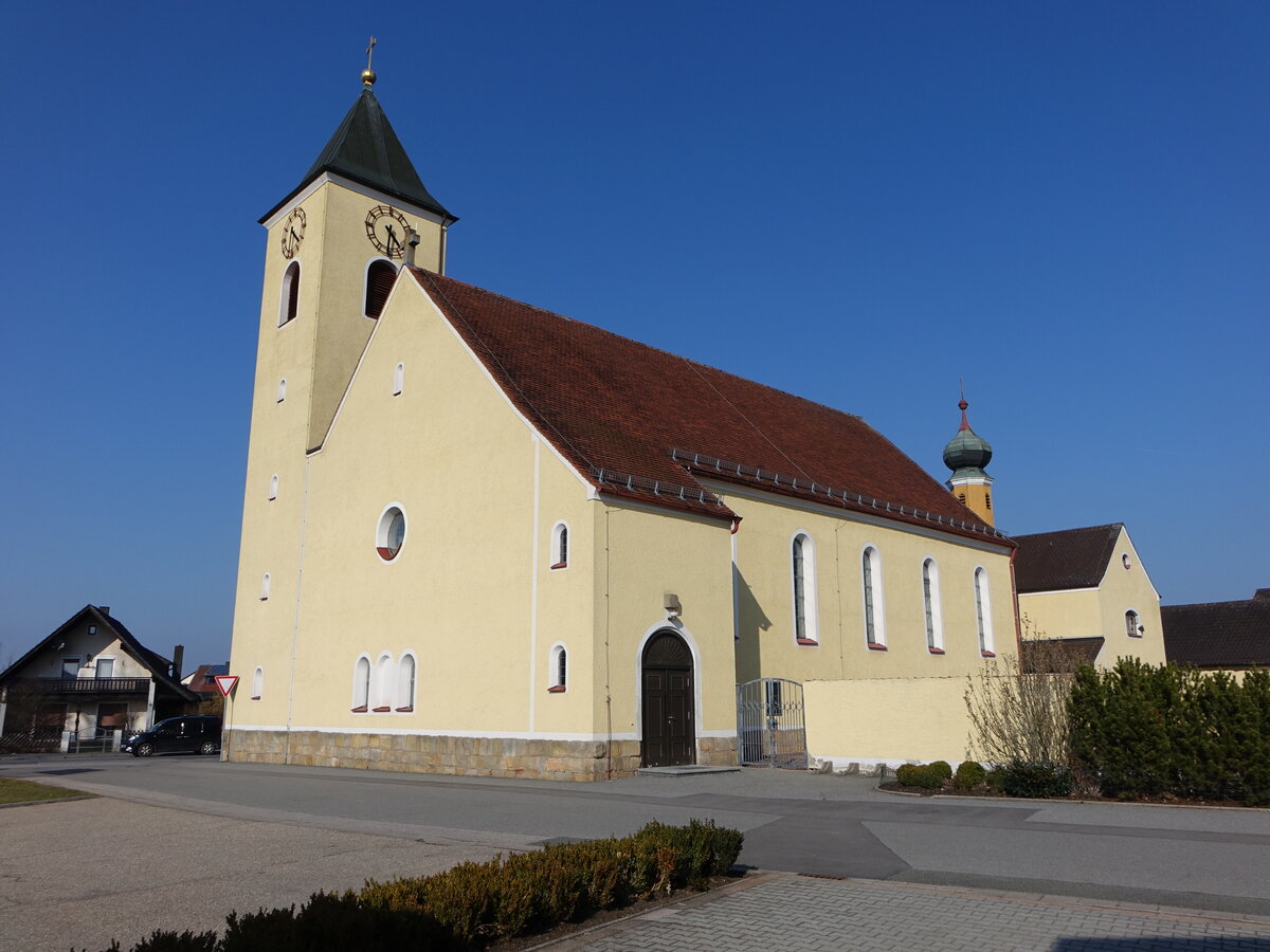 Klardorf, Pfarrkirche St. Georg, verputzter Satteldachbau mit flachgedecktem Langhaus, erbaut 1926 (25.03.2018)