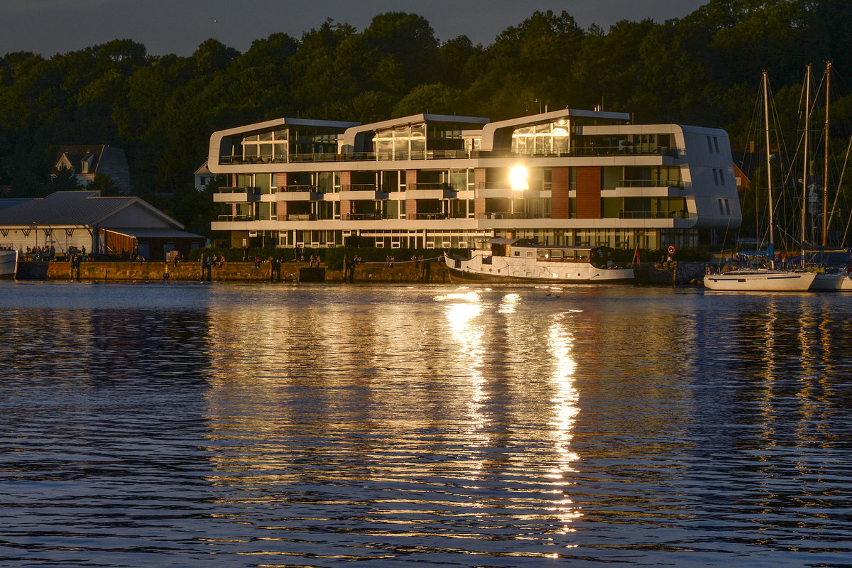 Klarschiff nennt sich dieses Wohngebude am Ballastkai in Flensburg. Aufnahme: 17. Juli 2020.