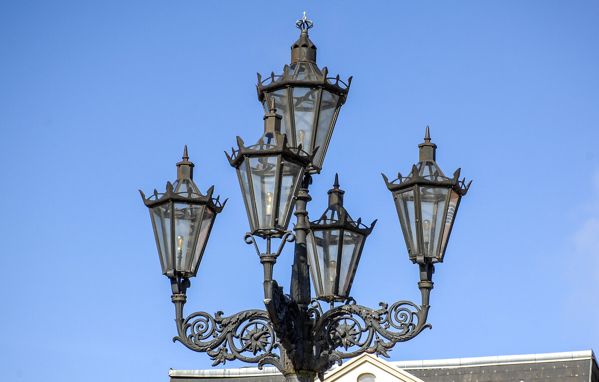 Klassische Straenbeleuchtung auf dem Markt in Glckstadt an der Elbe (Schleswig-Holstein). Aufnahme: 22. September 2021.