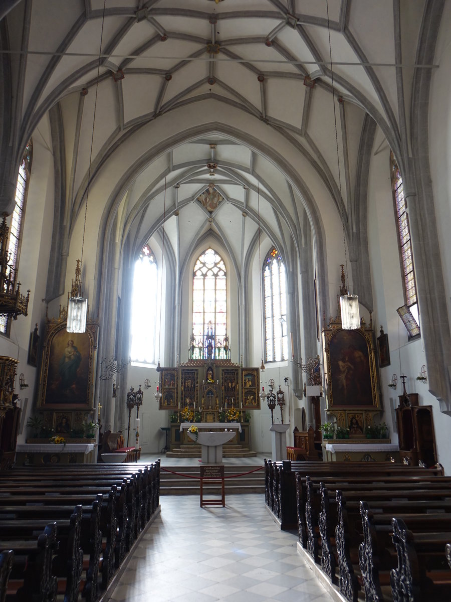 Klausen, gotischer Innenraum der Pfarrkirche St. Andreas, Seitenaltre von Joseph Schpf, neugotischer Hochaltar von Josef Waler (14.09.2019)