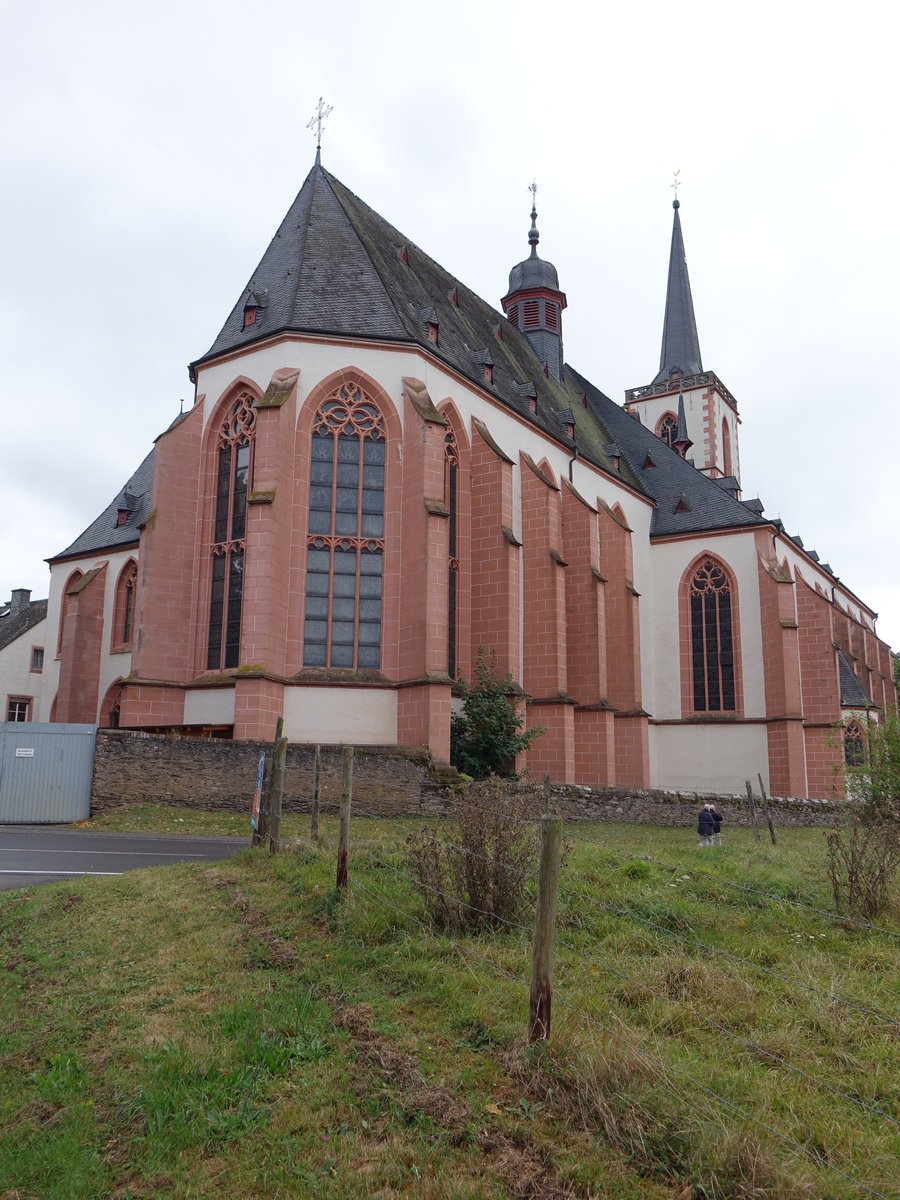 Klausen, sptgotische Marienkirche, Chor von 1474, Langshaus erbaut bis 1502, Kirchturm mit Spitzhelm (03.10.2016)