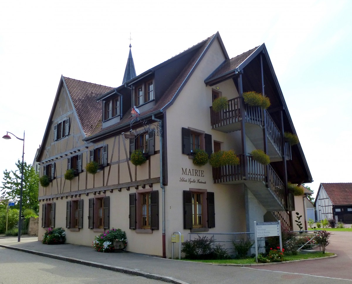 Klein-Landau, das Rathaus der Gemeinde in der Rheinebene im sdlichen Elsa, Aug.2015